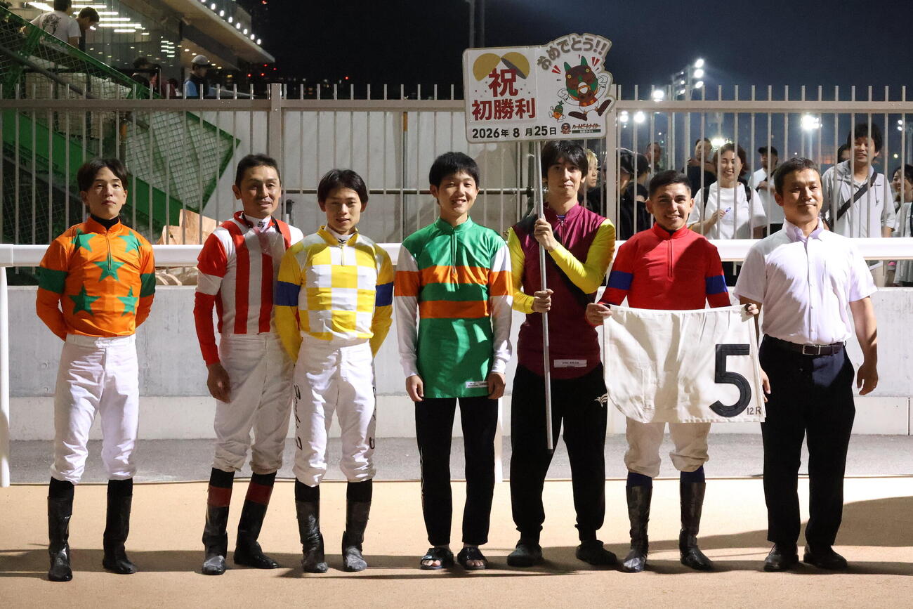 25日の船橋12Rで地方競馬初勝利を挙げたフランシスコ・ゴンサルベス騎手（右から2人目）