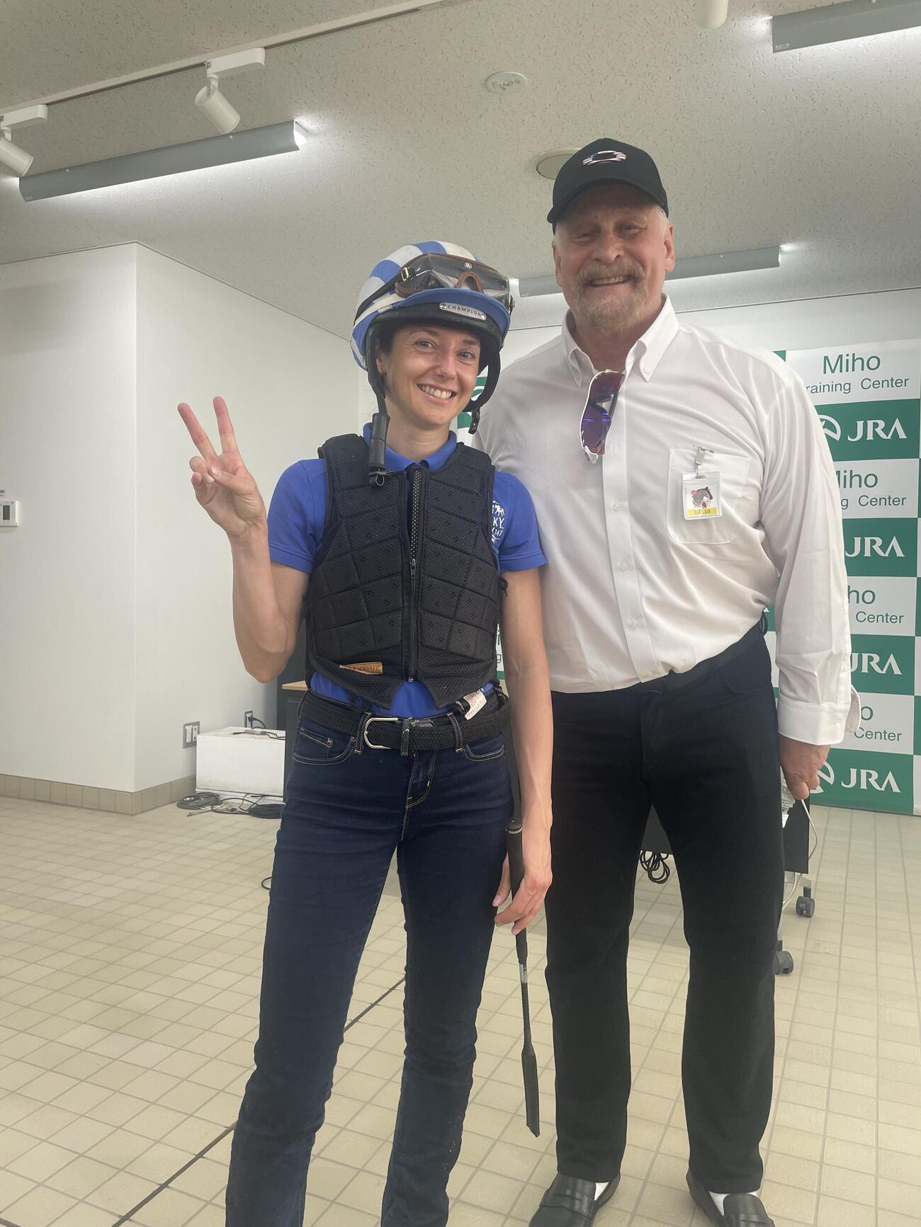 ミカエル・ミシェル騎手（左）と、通訳で元プロ野球選手でタレントのロバート・スコットさん（撮影・奥岡幹浩）