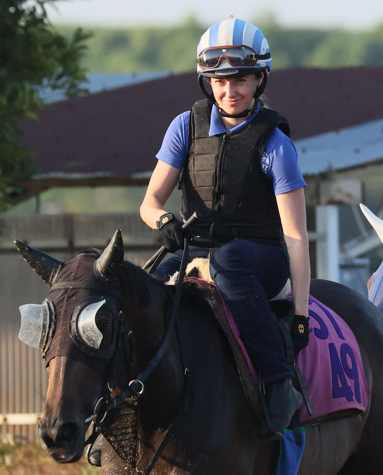アストリルの追い切り騎乗を終えて馬場を出るミカエル・ミシェル騎手（撮影・丹羽敏通）