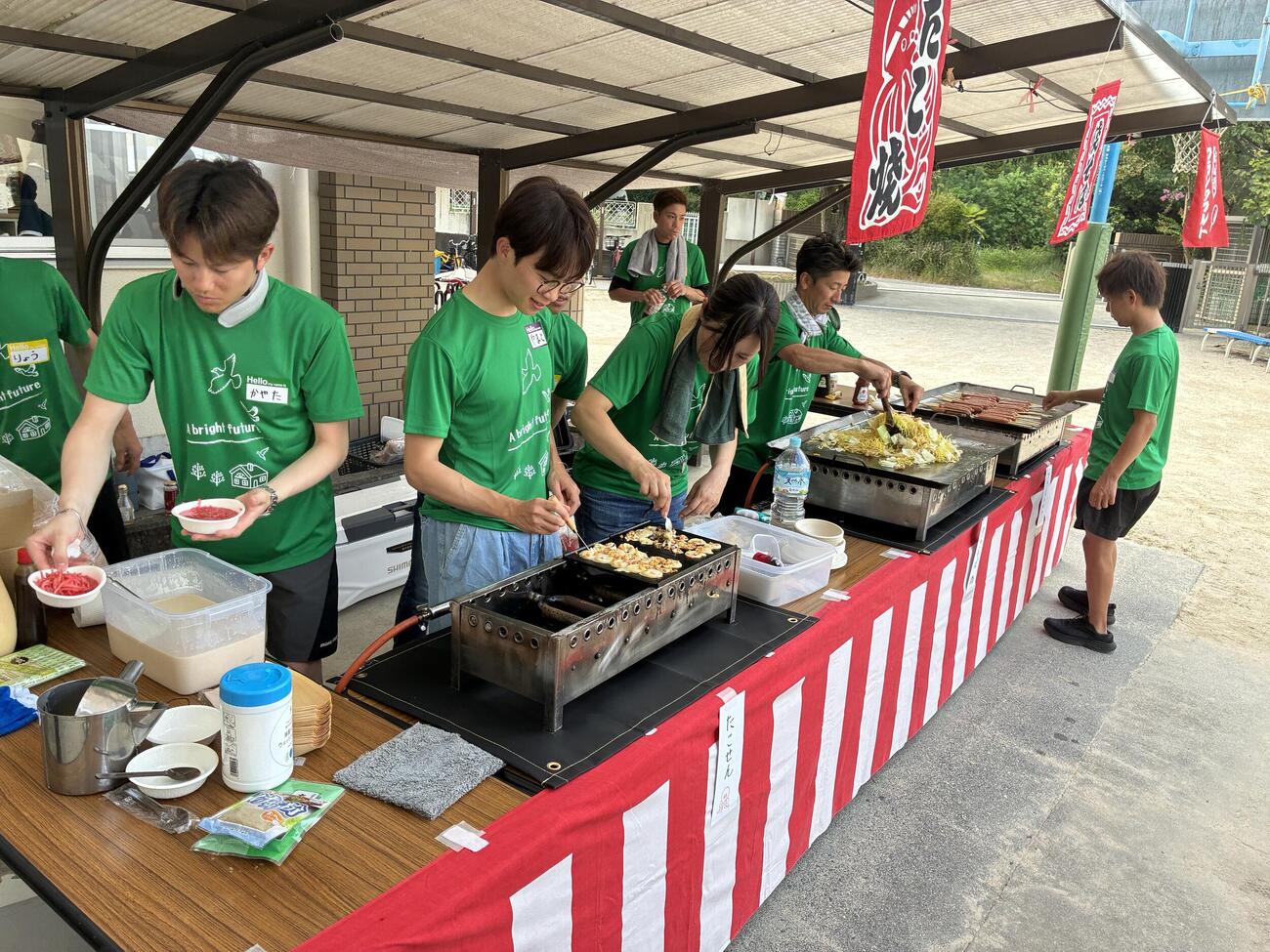 総勢14人で児童養護施設「小鳩の家」を訪問したJRAの騎手、調教師（撮影・太田尚樹）