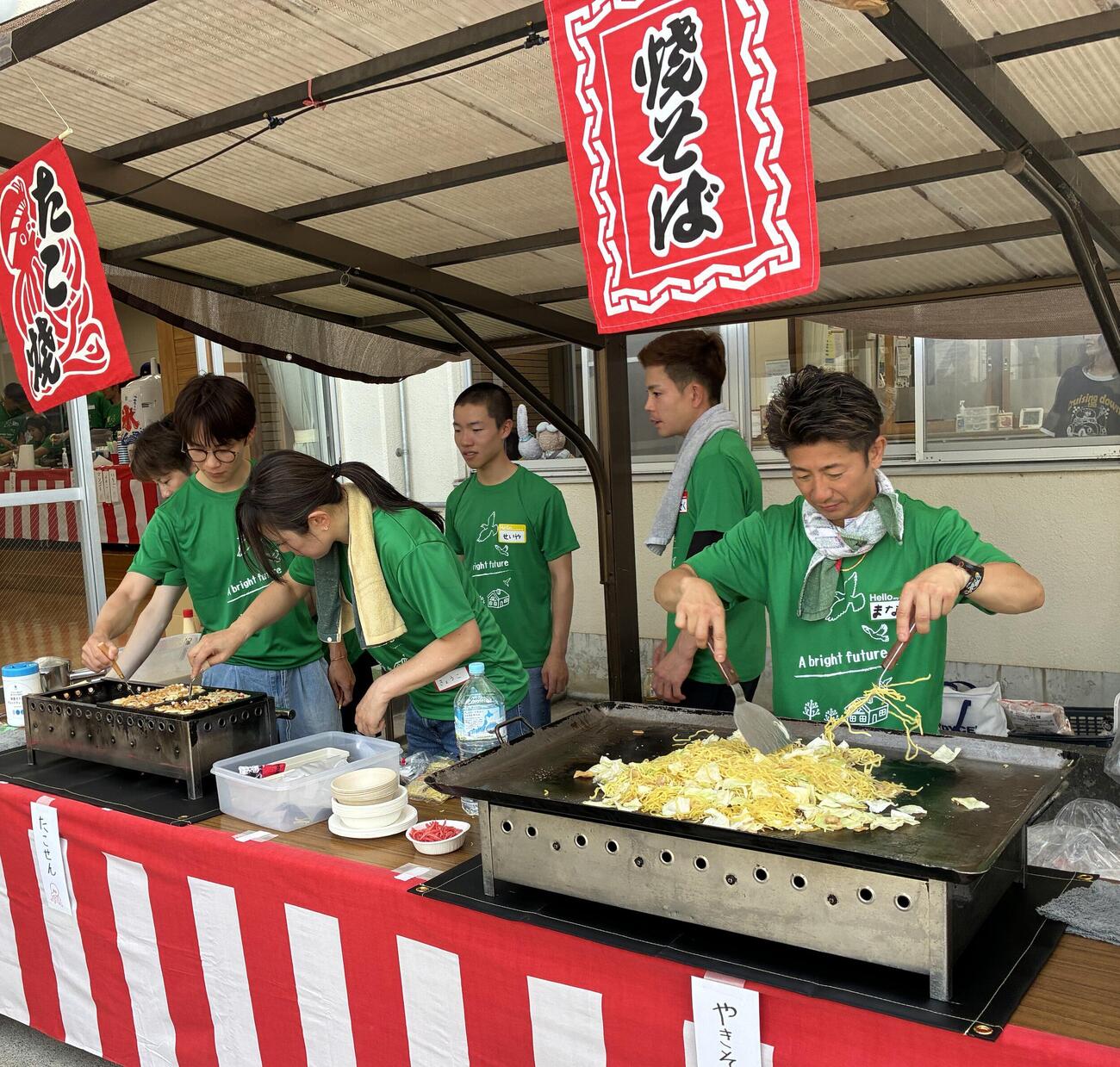 総勢14人で児童養護施設「小鳩の家」を訪問したJRAの騎手、調教師（撮影・太田尚樹）