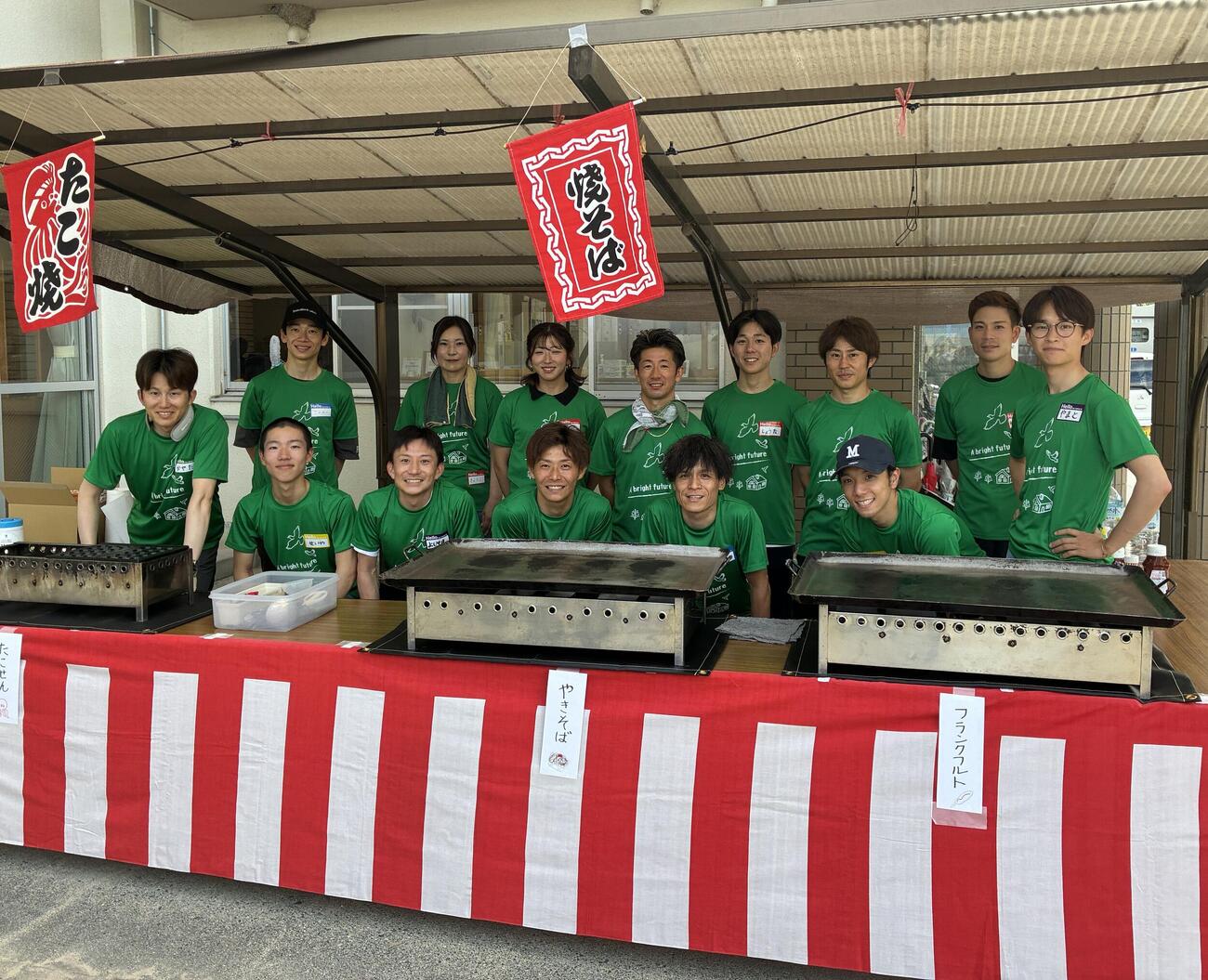 総勢14人で児童養護施設「小鳩の家」を訪問したJRAの騎手、調教師（撮影・太田尚樹）