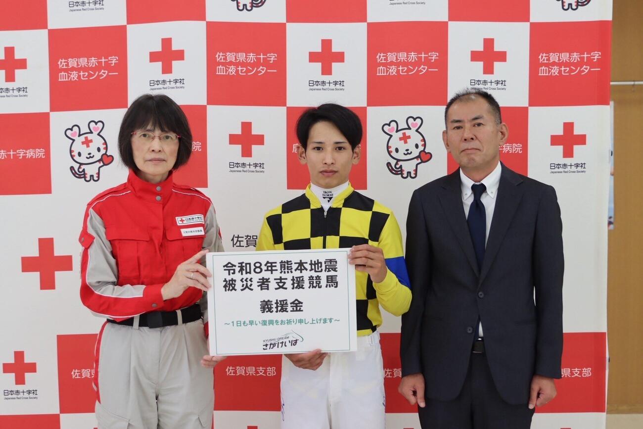 佐賀競馬関係者が熊本地震被災者支援競馬における義援金を贈呈（佐賀県競馬組合提供）