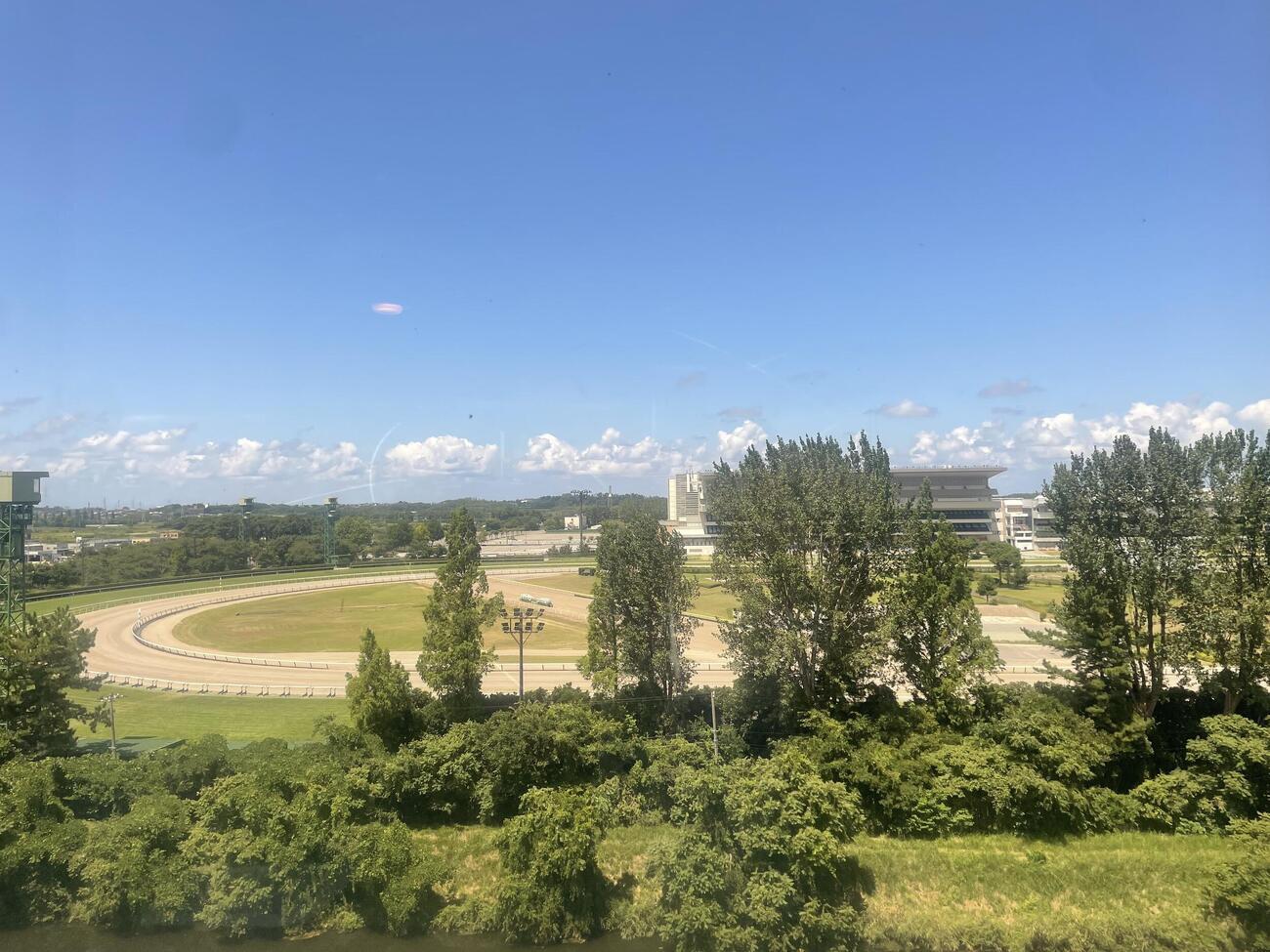 「ホテルUs競馬場」7階の一室から望む新潟競馬場（撮影・奥岡幹浩）