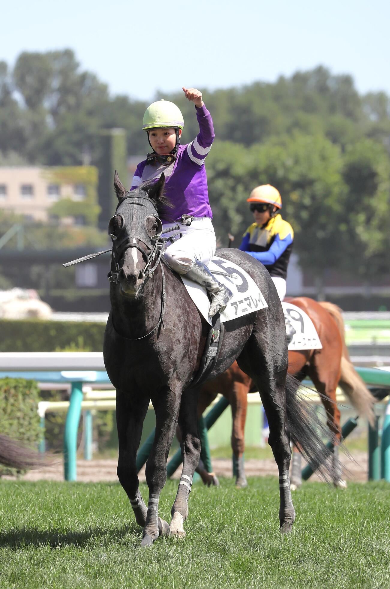 札幌4R3歳未勝利、アニマレイで勝利を収め、通算100勝を達成し拳を突き上げる小林美駒騎手