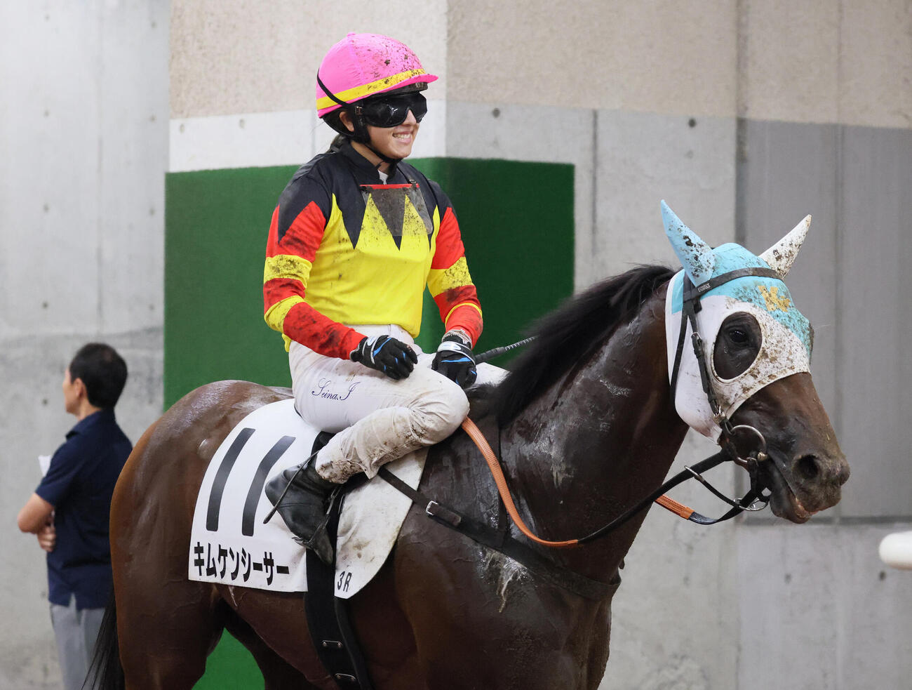 新潟3R、2歳未勝利戦を制したキムケンシーサーと今村聖奈騎手（撮影・丹羽敏通）