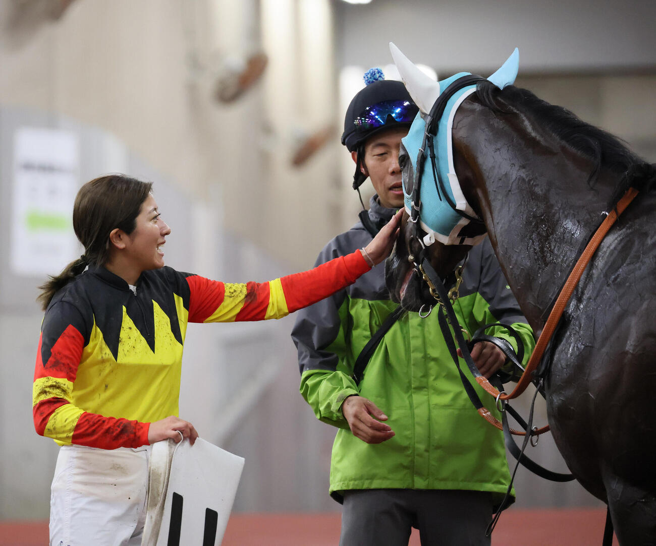 新潟3R、2歳未勝利戦を制したキムケンシーサーをねぎらう今村聖奈騎手（撮影・丹羽敏通）