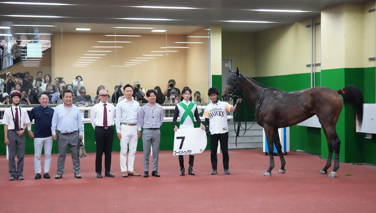 中京3R、新馬戦を制したゴーイントゥノヴァの口取りに並ぶ坂井騎手ら（撮影・森本幸一）