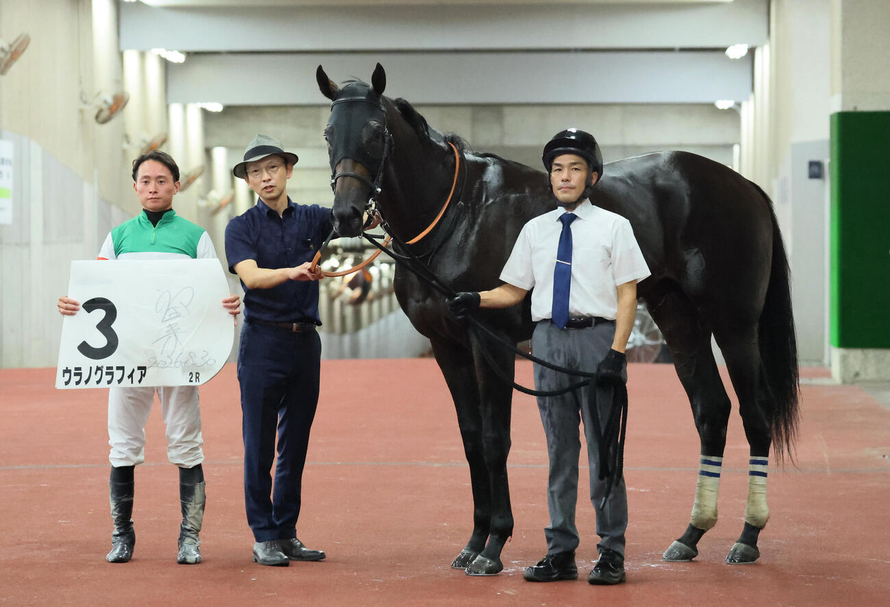 新潟2R、2歳新馬戦を制したウラノグラフィアの口取りをする岩田望来騎手と宮田敬介調教師（撮影・丹羽敏通）