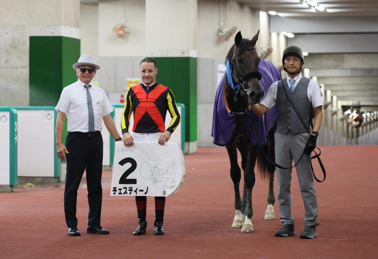 新潟4R、2歳新馬戦を制したチェスティーノの口取りをする鹿戸雄一調教師とクリストフ・ルメール騎手（撮影・丹羽敏通）