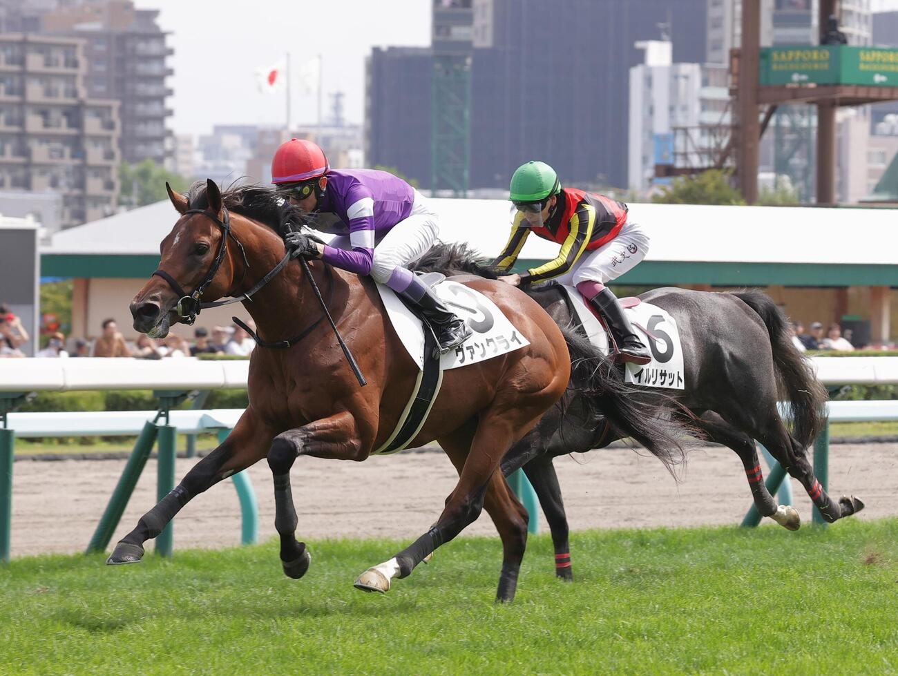 札幌5R、新馬戦を制したヴァンクライ（左）
