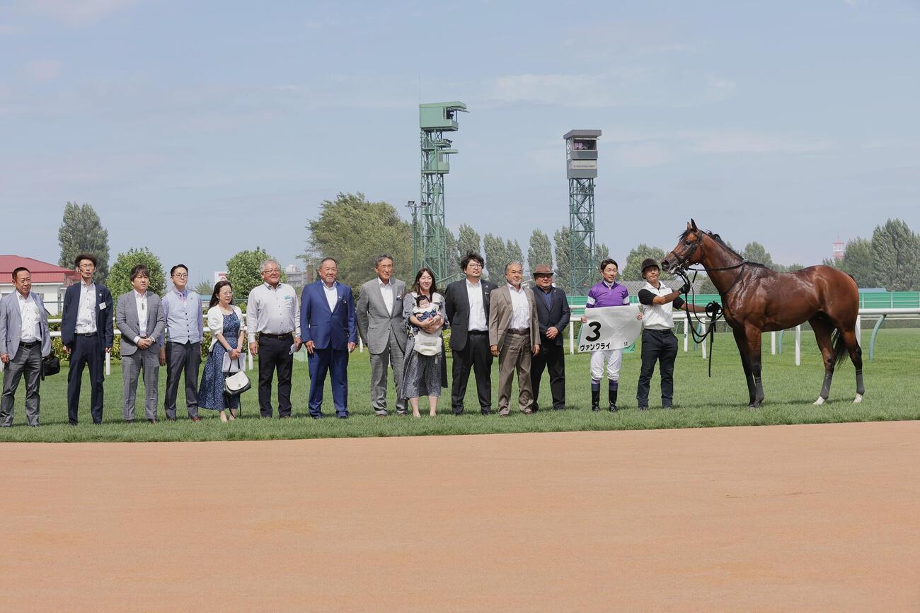 札幌5R、新馬戦を制したヴァンクライの口取りをする関係者