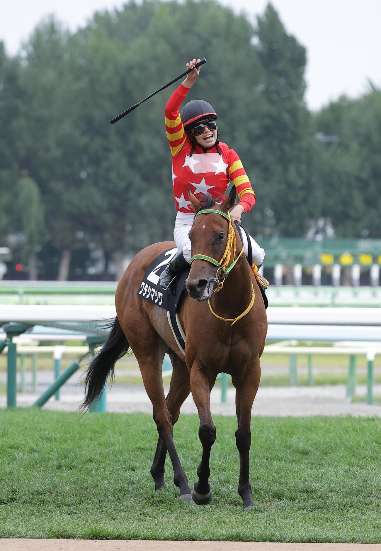 日高ステークスをワタシマツワで制し、ガッツポーズをする小林美駒騎手