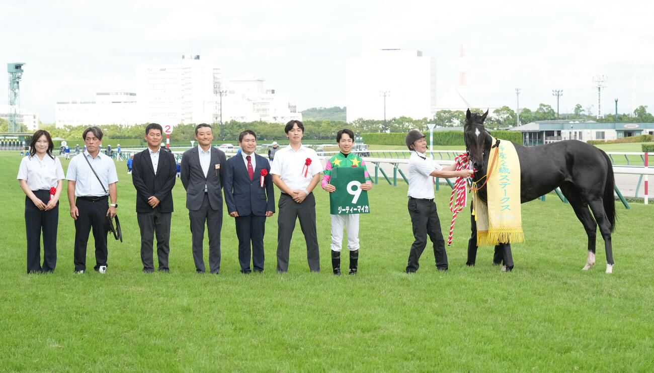 中京2歳Sを制し口取りするジーティーマイカ（撮影・森本幸一）