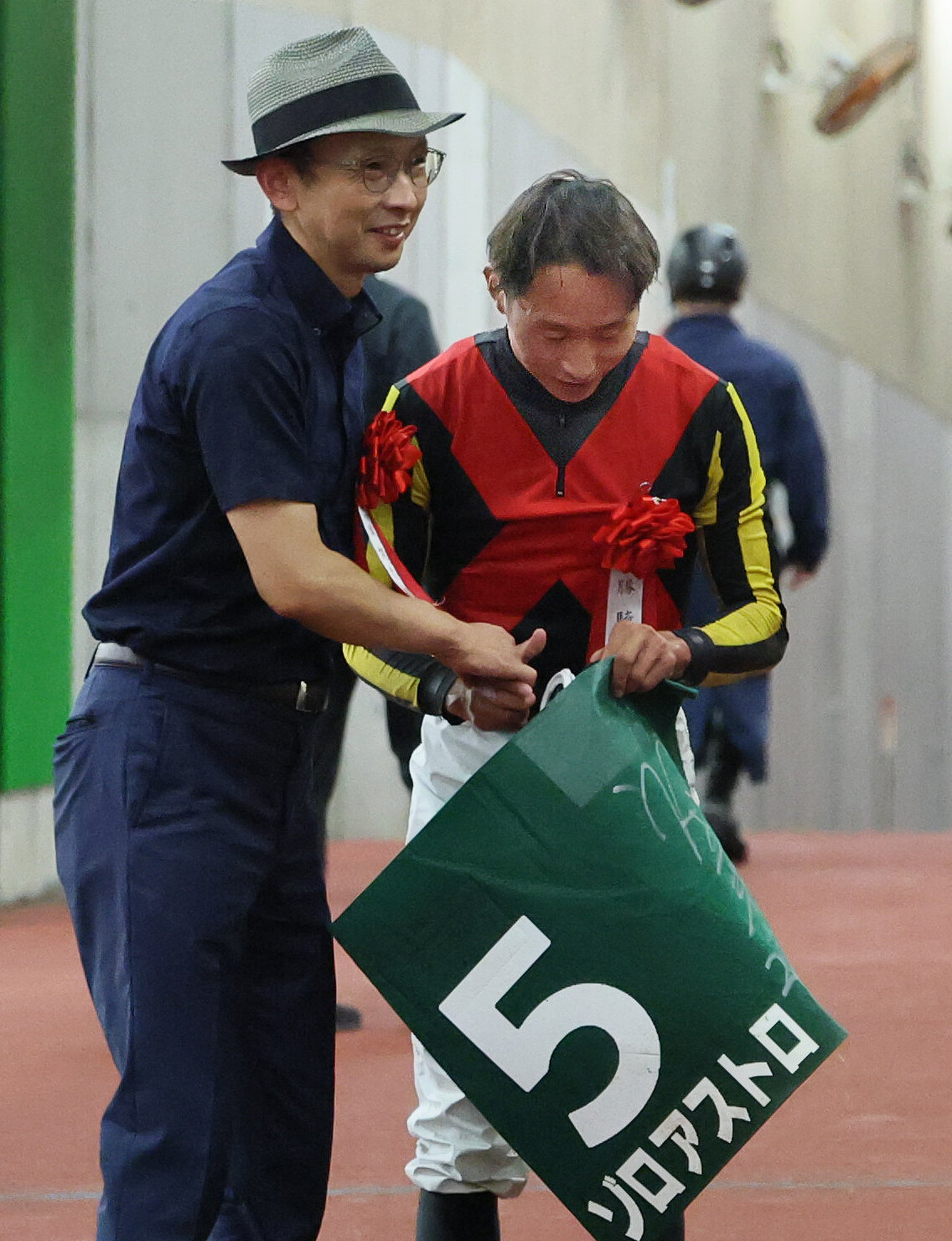 ゾロアストロで新潟記念を制して握手する宮田敬介調教師と岩田望来騎手（撮影・丹羽敏通）