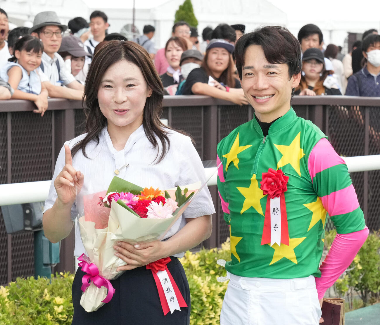 中京2歳Sをジーティーマイカで制し記念撮影に納まる前川恭子調教師（左）と松山弘平騎手