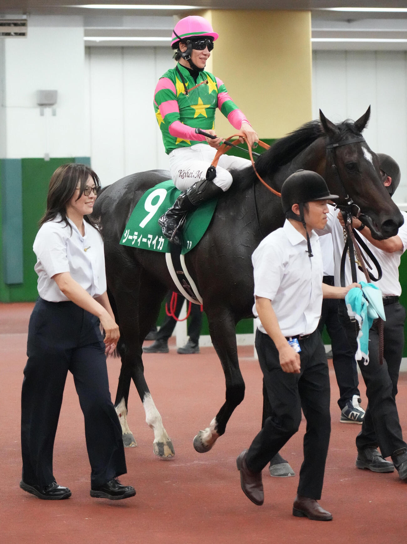 中京2歳Sを制したジーティーマイカと松山弘平騎手を笑顔で迎える前川恭子調教師（左）