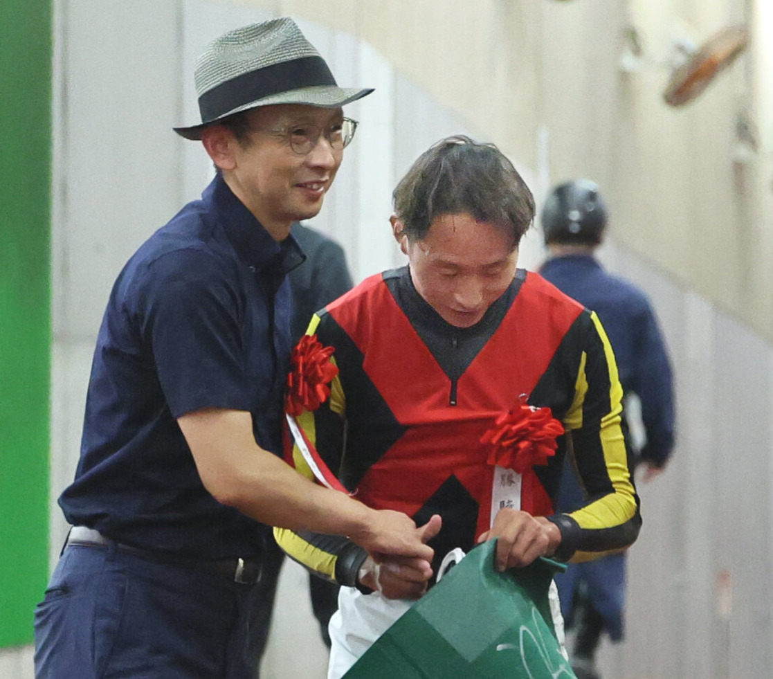 ゾロアストロで新潟記念を制して握手する宮田敬介調教師と岩田望来騎手（撮影・丹羽敏通）