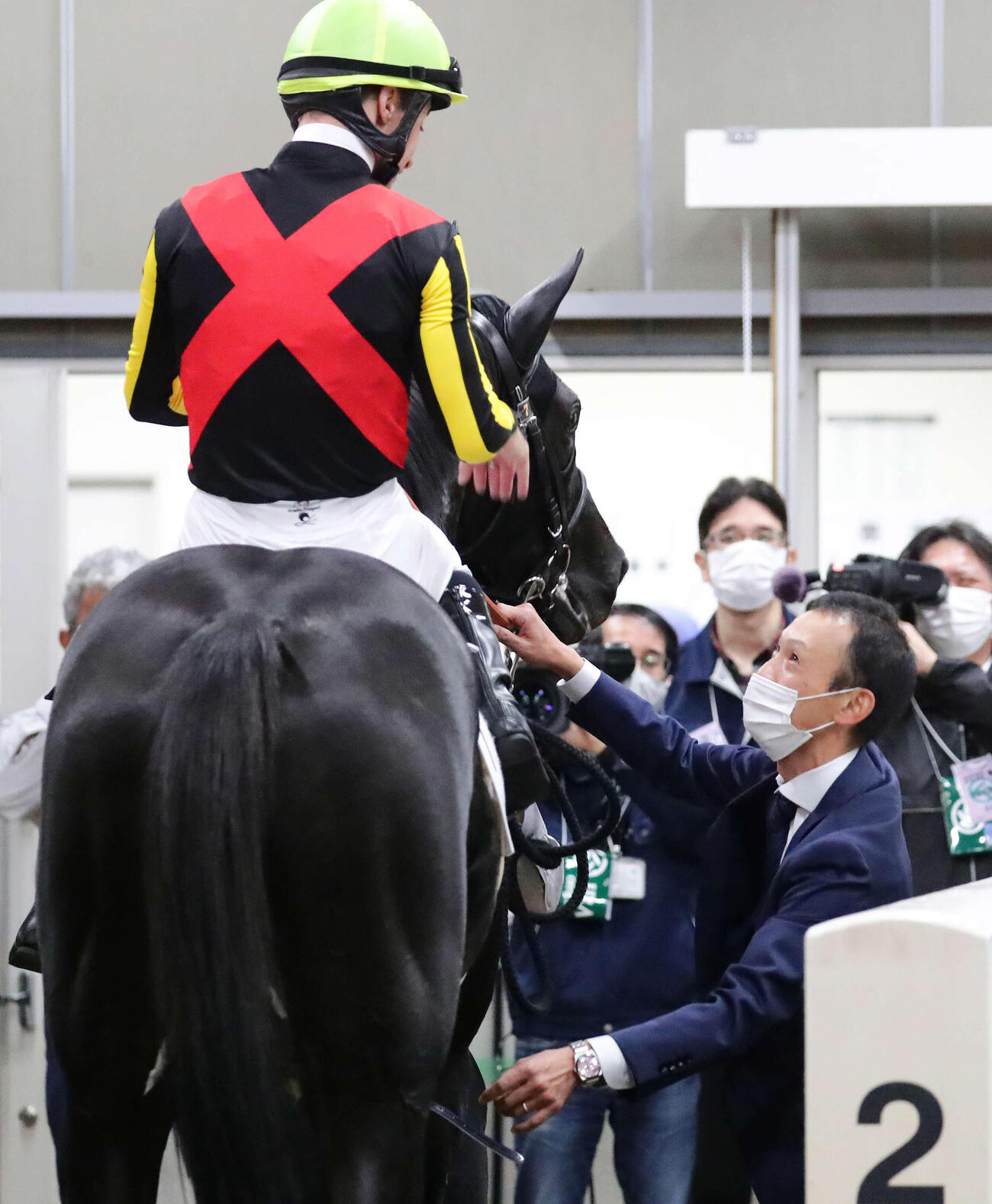 20年11月1日東京4R、2歳新馬戦を制したグレートマジシャンとC・ルメール騎手を迎える宮田師