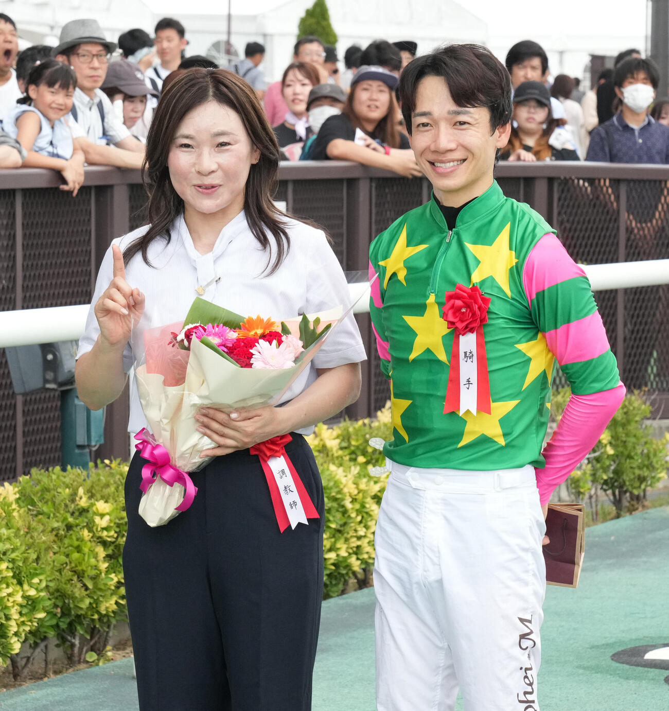 中京2歳Sをジーティーマイカで制し記念撮影に納まる前川恭子調教師（左）と松山弘平騎手