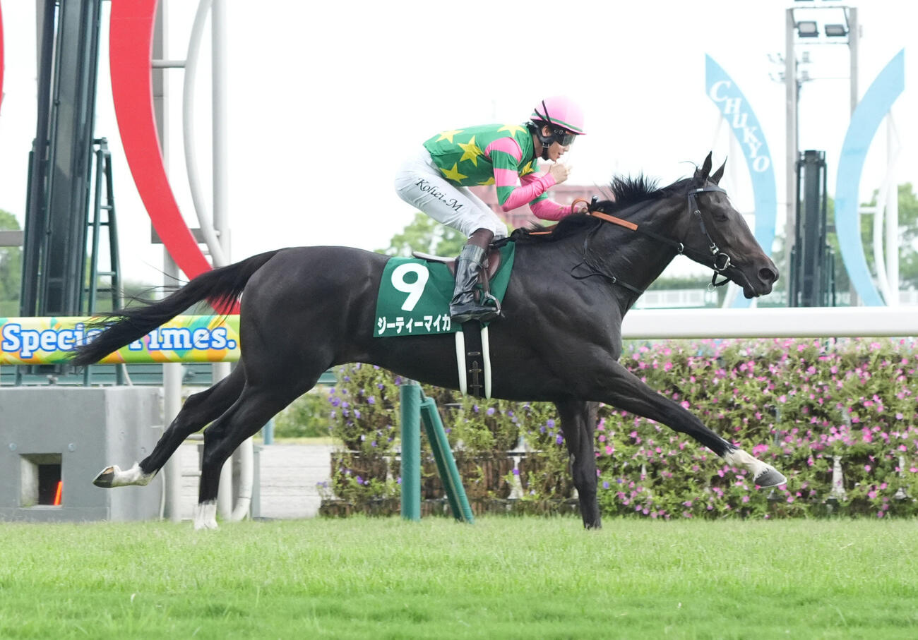 中京2歳Sをジーティーマイカで制しガッツポーズする松山弘平騎手（撮影・森本幸一）