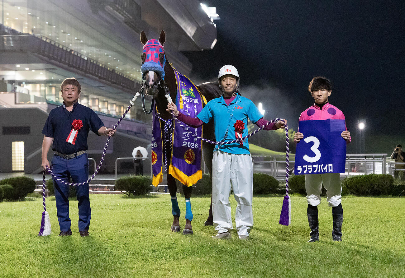ビューチフルドリーマーCを制したラブラブパイロの口取り（写真提供・岩手県競馬組合）