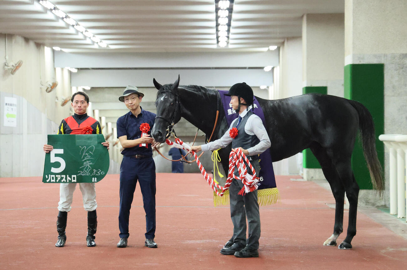 新潟記念を制したゾロアストロの口取りをする岩田望来騎手と宮田敬介調教師（撮影・丹羽敏通）