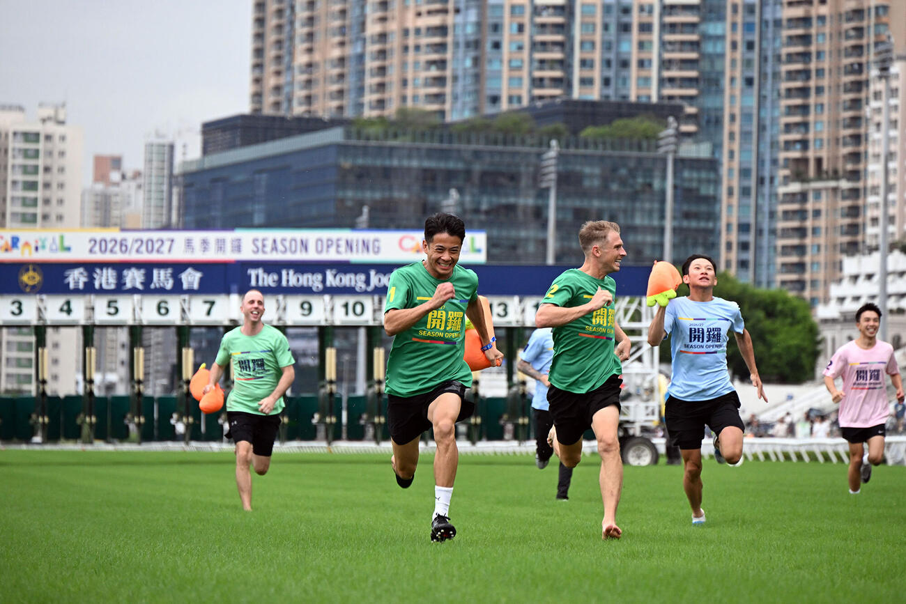 香港ジョッキークラブで騎乗する騎手たちのリレーの様子（（C）The Hong Kong Jockey Club）