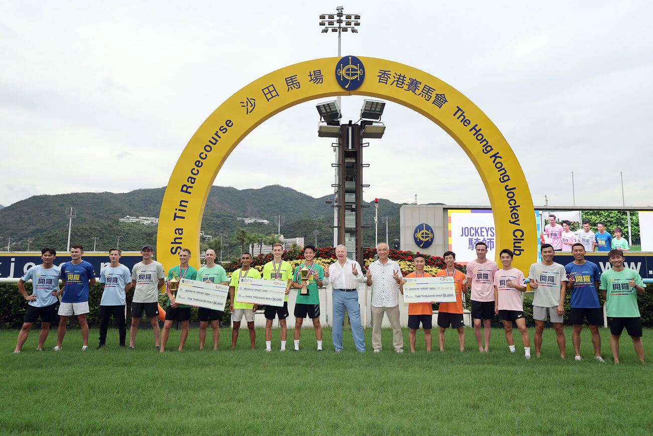 香港ジョッキークラブで騎乗する騎手たちのリレーの様子（（C）The Hong Kong Jockey Club）
