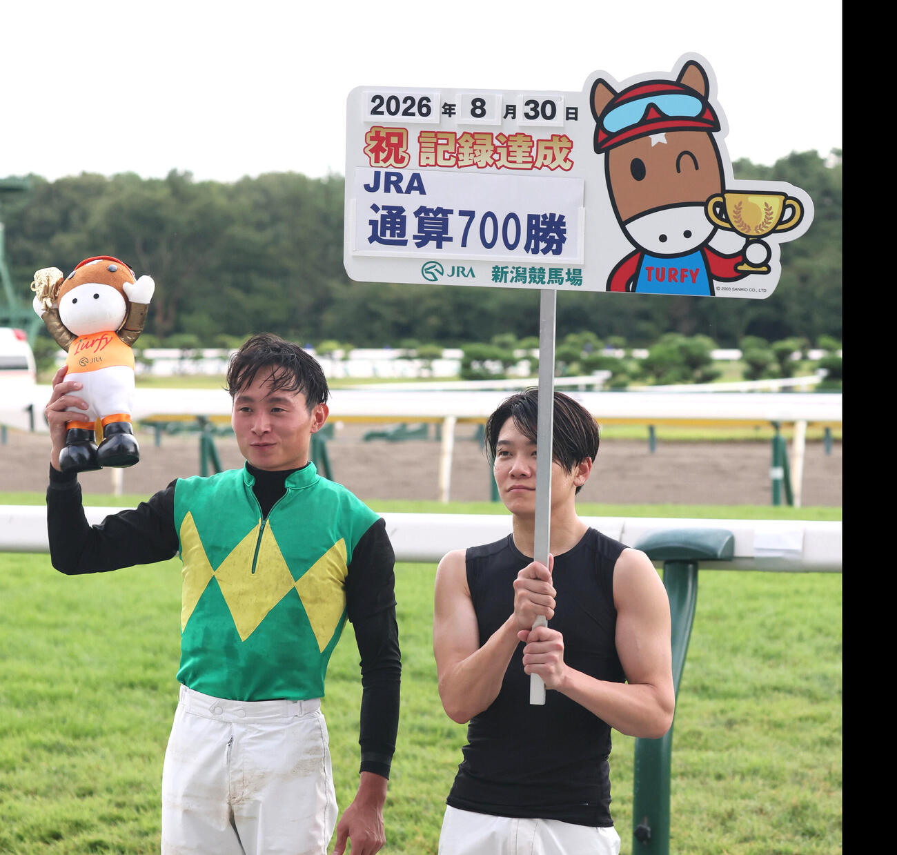 3歳未勝利戦をクライングナウで制してJRA通算700勝を達成した岩田望来騎手（撮影・丹羽敏通）