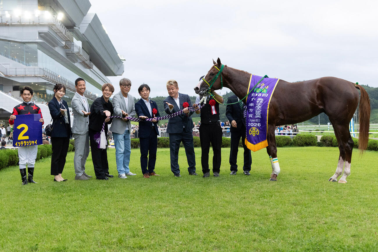 不来方賞を制したイッテラッシャイの口取り。一番左が戸崎騎手。左から7人目がホリエモン