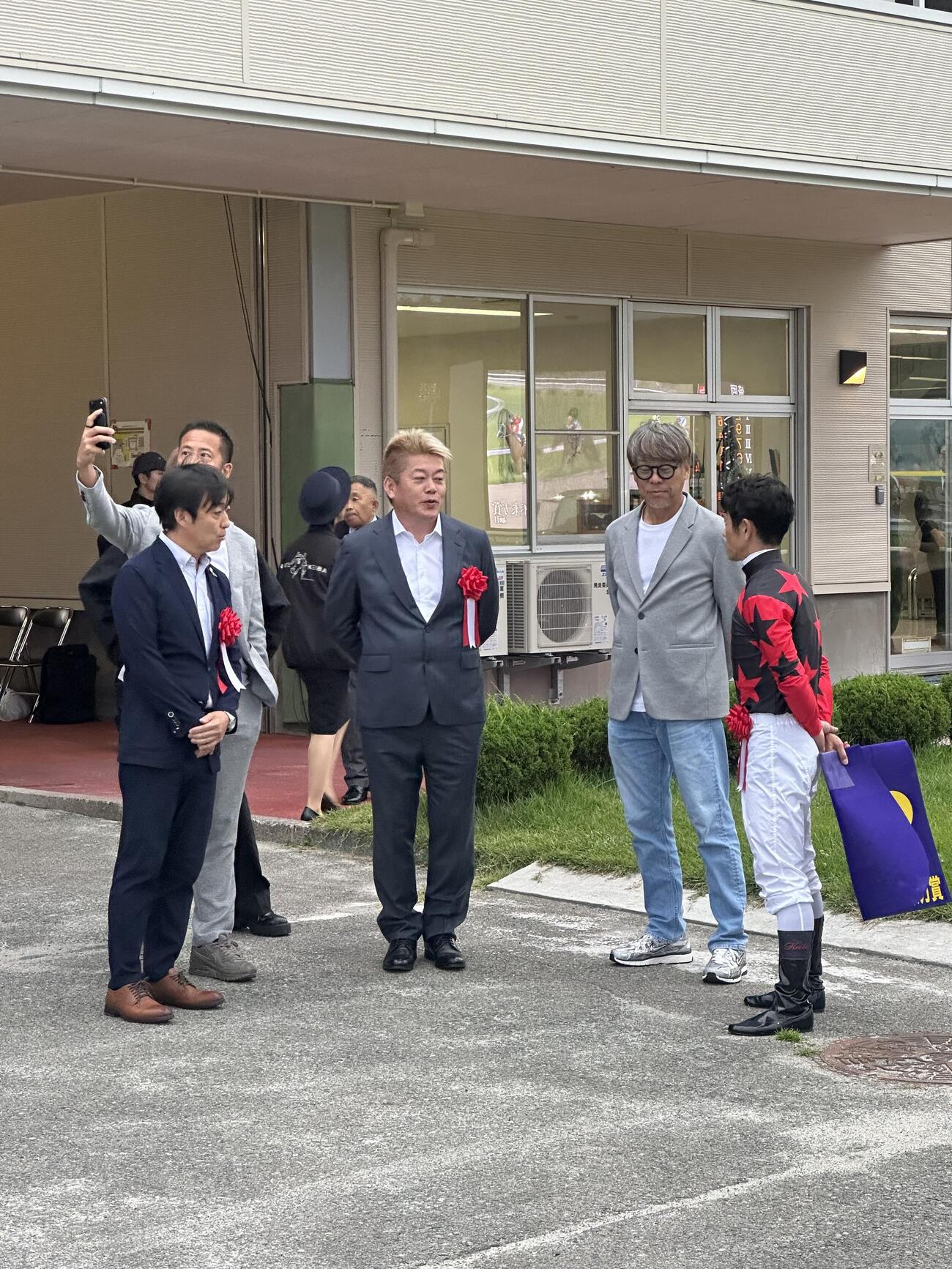 不来方賞を愛馬イッテラッシャイが制し、戸崎騎手（右）と話す堀江貴文氏（撮影・松田直樹）