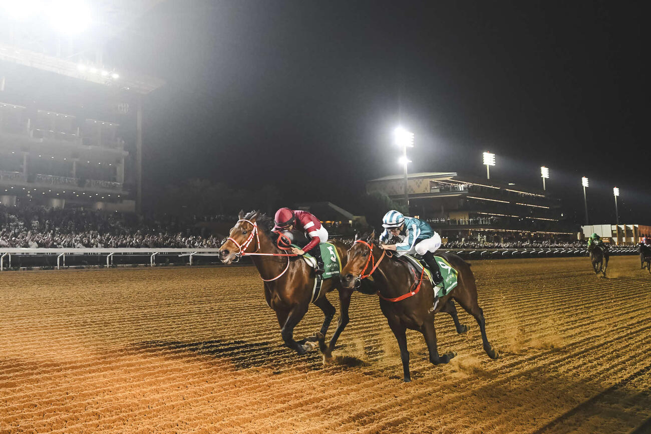 サウジCのゴール前、フォーエバーヤング（左）とロマンチックウォリアー（（C）Jockey Club of Saudi Arabia／Paul McMillan）