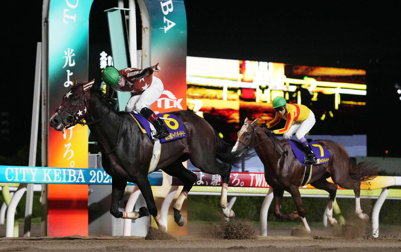 第25回ジャパンダートダービーを制したミックファイアと御神本訓史騎手（左）（2023年7月12日撮影）