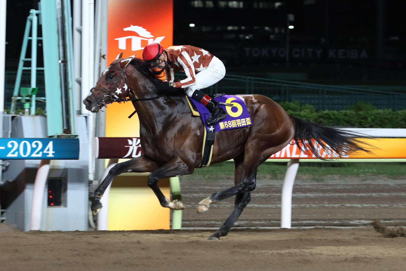 2番手から4コーナーで先頭に立ち羽田盃を制したミックファイアと御神本訓史騎手（2023年5月10日撮影）