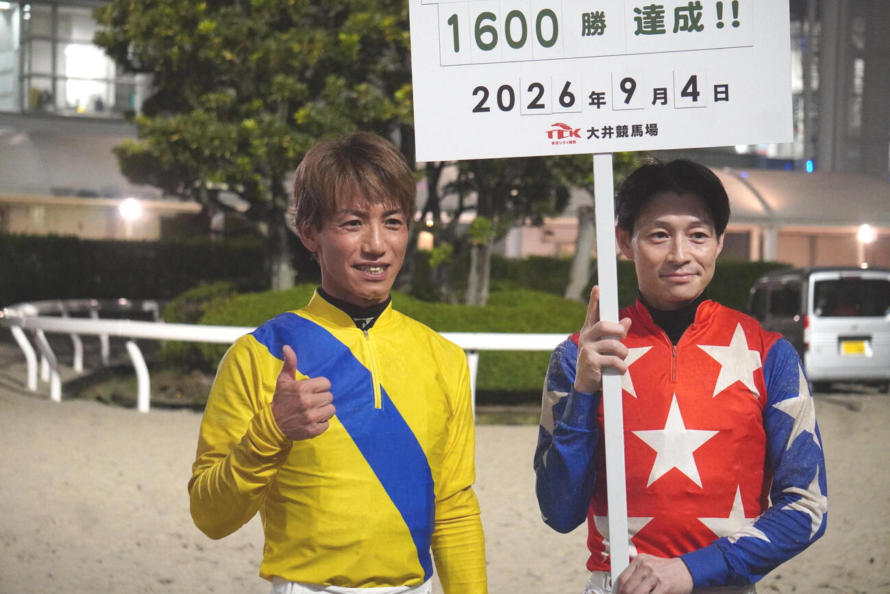 大井10Rをラピードで勝利し、地方通算1600勝を達成した本田正重騎手（左）