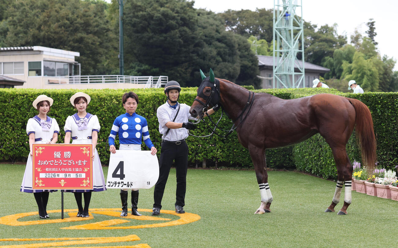 中山1R、障害3歳上オープン戦を制したコンテナワールドの口取りをする井上敏樹騎手（撮影・丹羽敏通）