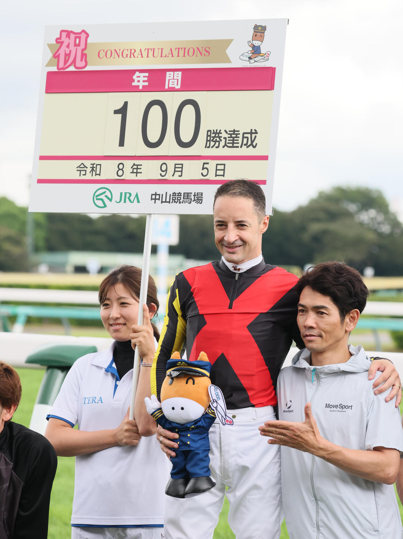 中山5R、2歳新馬戦をヴェトロテンペスタで制して年間100勝を達成したルメール騎手（撮影・丹羽敏通）