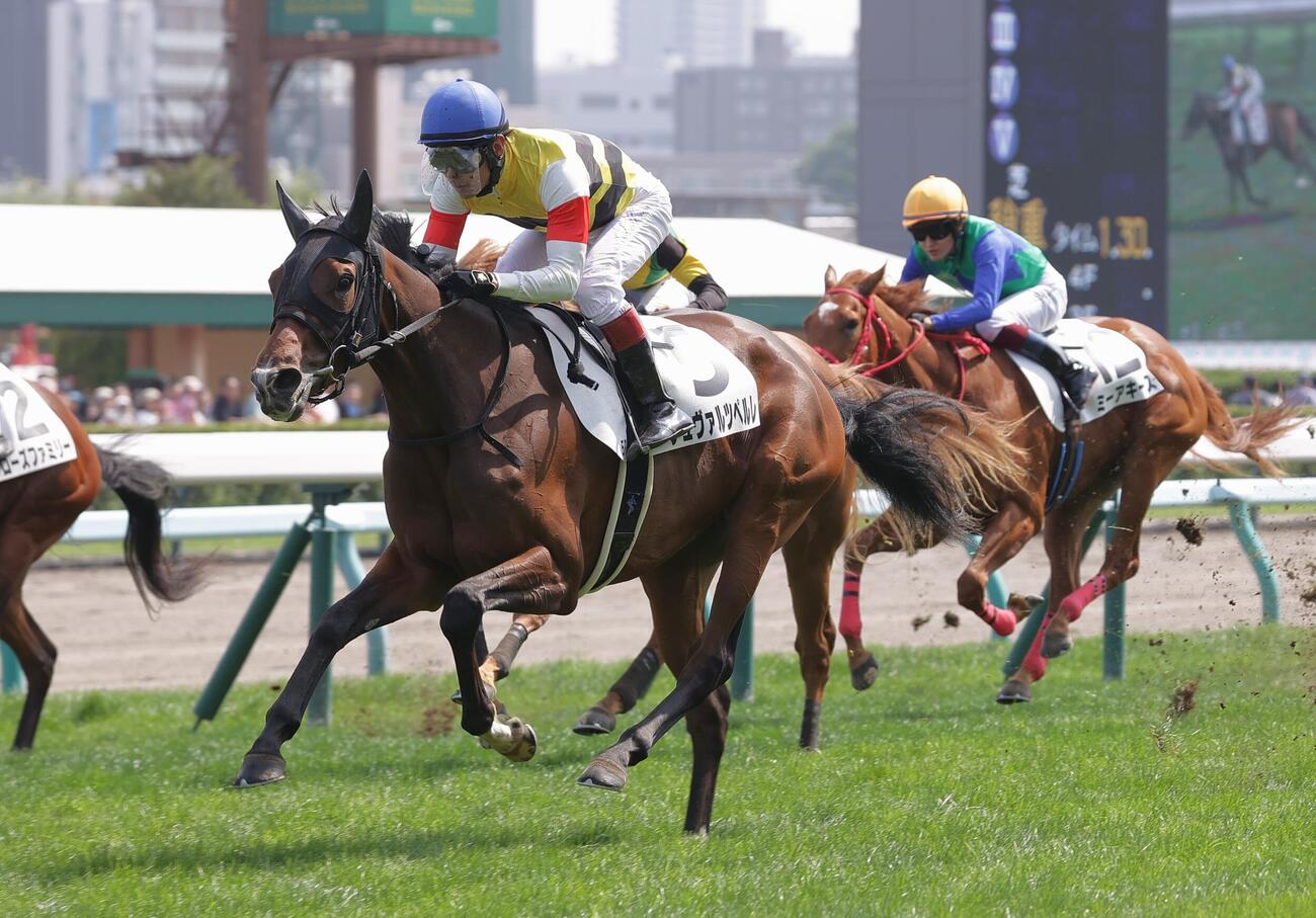 札幌5R、新馬戦を制したシュヴァルツペルレ