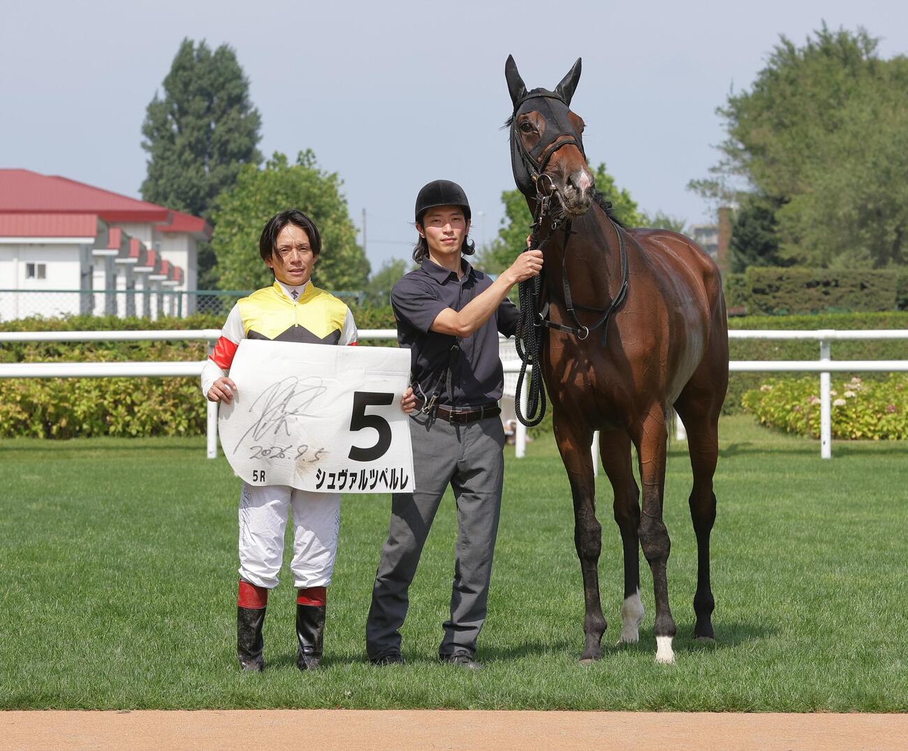 札幌5R、新馬戦を制したシュヴァルツペルレと浜中俊騎手（左）