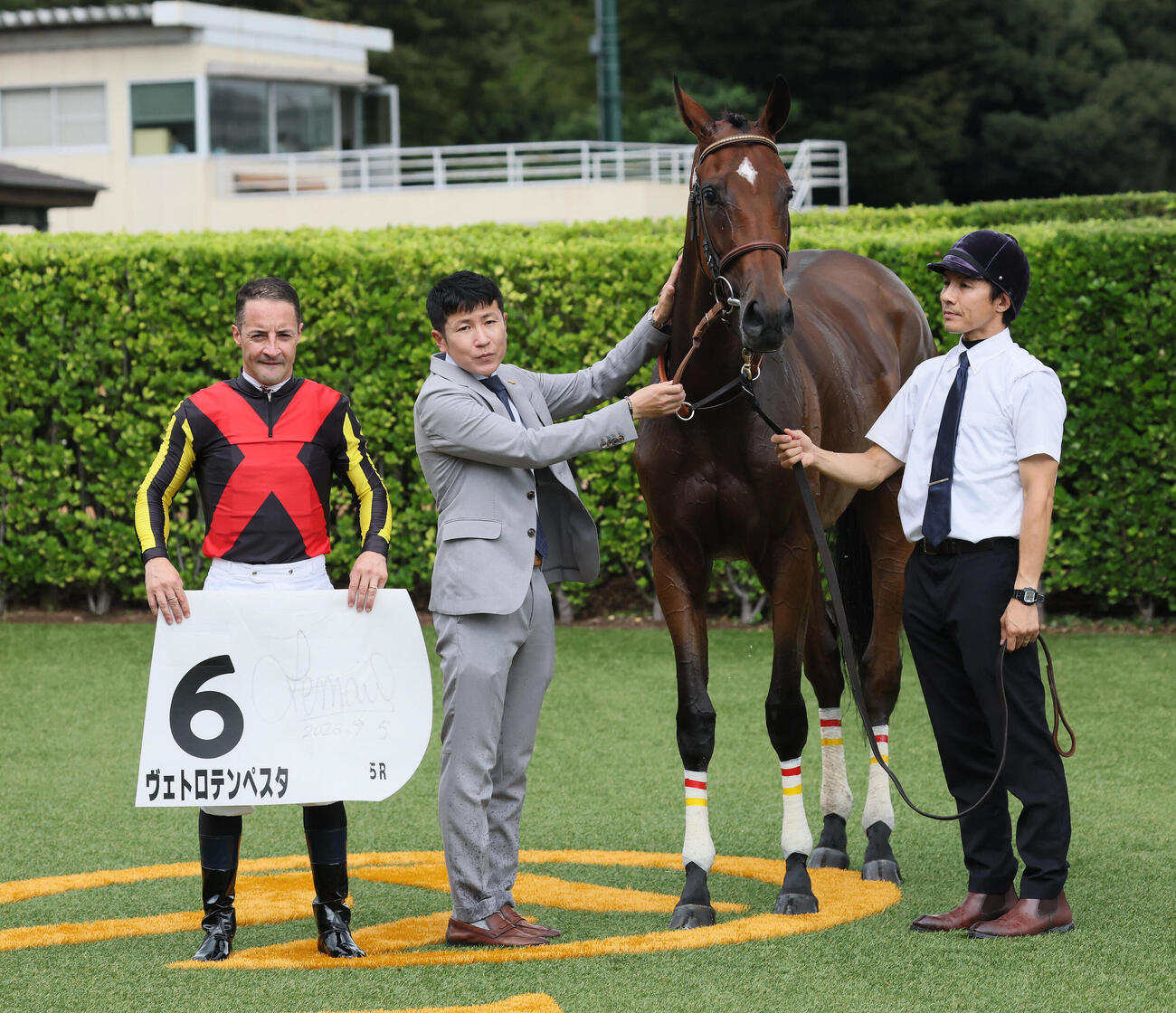 中山5R、2歳新馬戦を制したヴェトロテンペスタの口取りをするクリストフ・ルメール騎手と田中博康調教師（撮影・丹羽敏通）