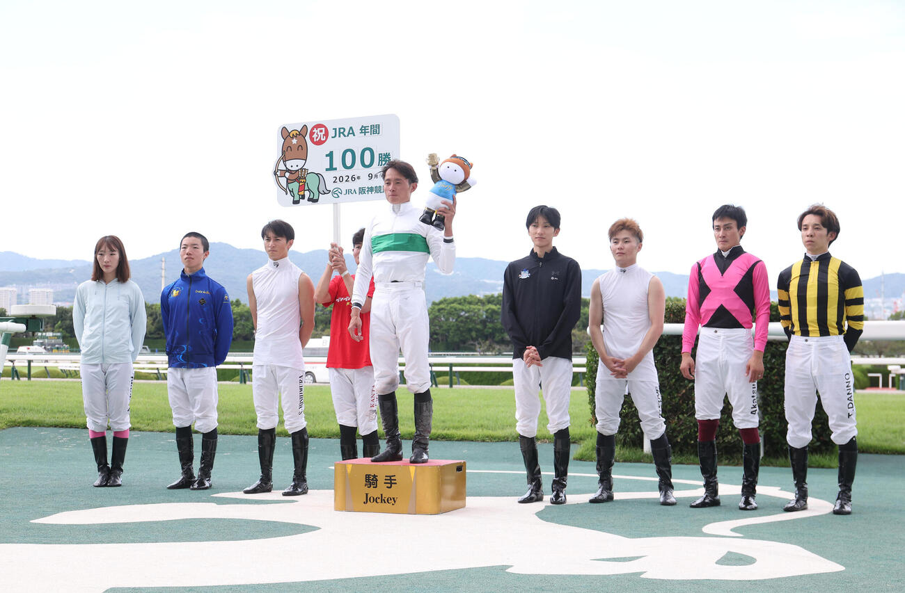 JRA年間100勝を達成し騎手仲間と記念写真に納まる岩田望来騎手（中央）（撮影・白石智彦）
