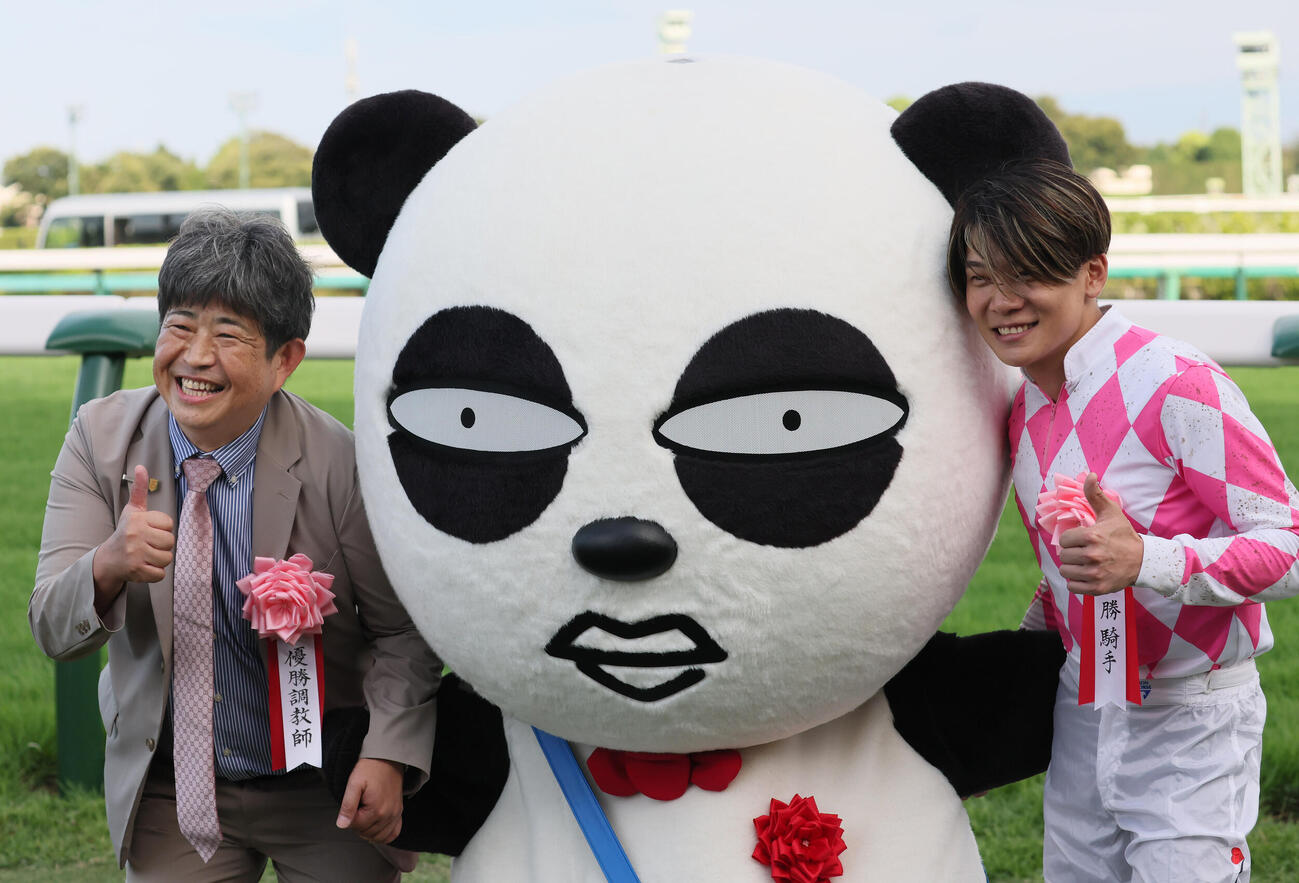 マスコットの京成パンダと写真に納まる伊藤大士調教師（左）と三浦皇成騎手（撮影・丹羽敏通）