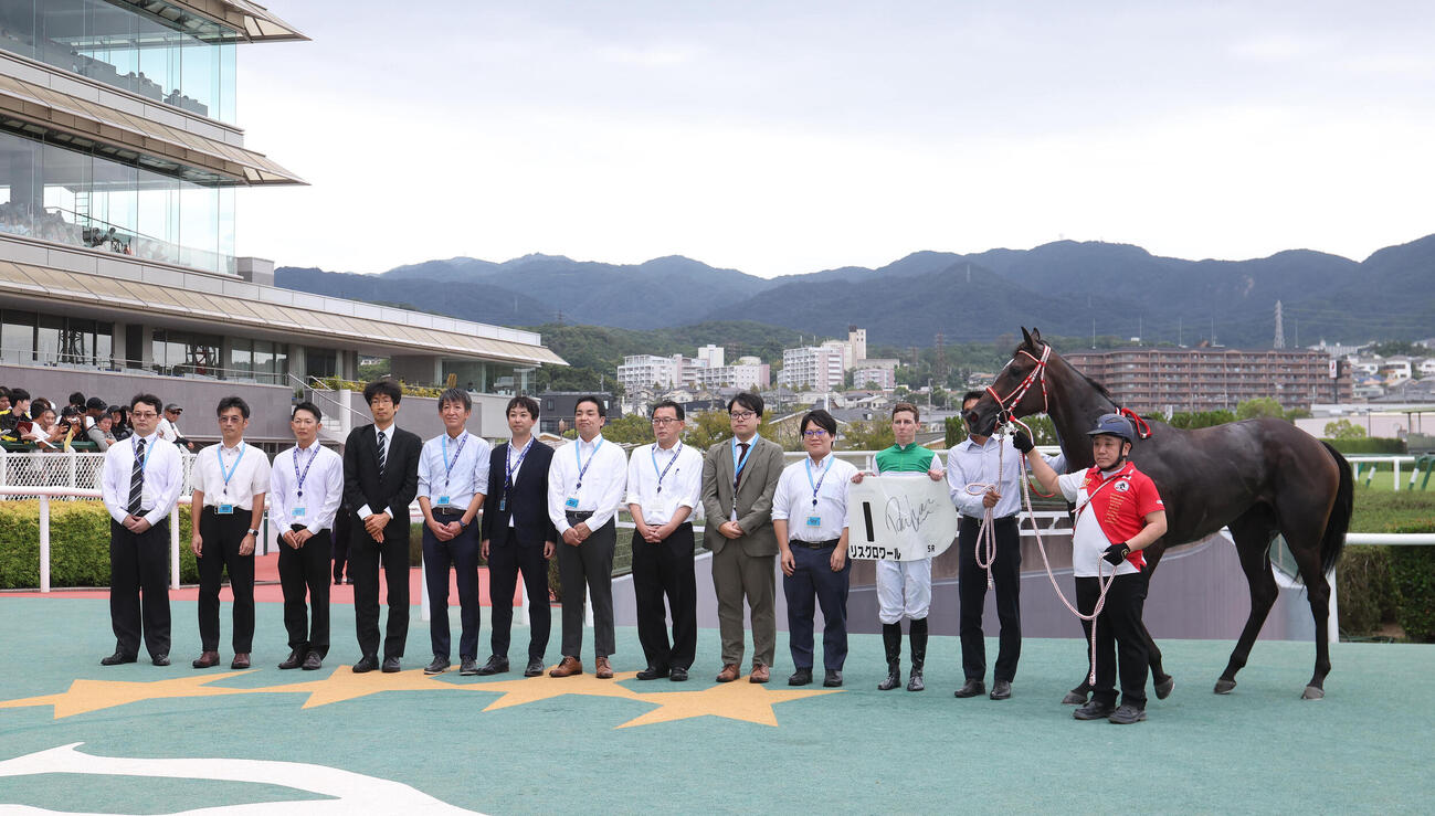 阪神5R、新馬戦を制したリスグロワールと口取りに並ぶダミアン・レーン騎手（右から2人目）（撮影・白石智彦）