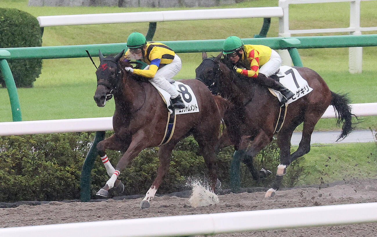 中山6R、2歳新馬戦を制したエンジャムメントと北村友一騎手（左）（撮影・丹羽敏通）