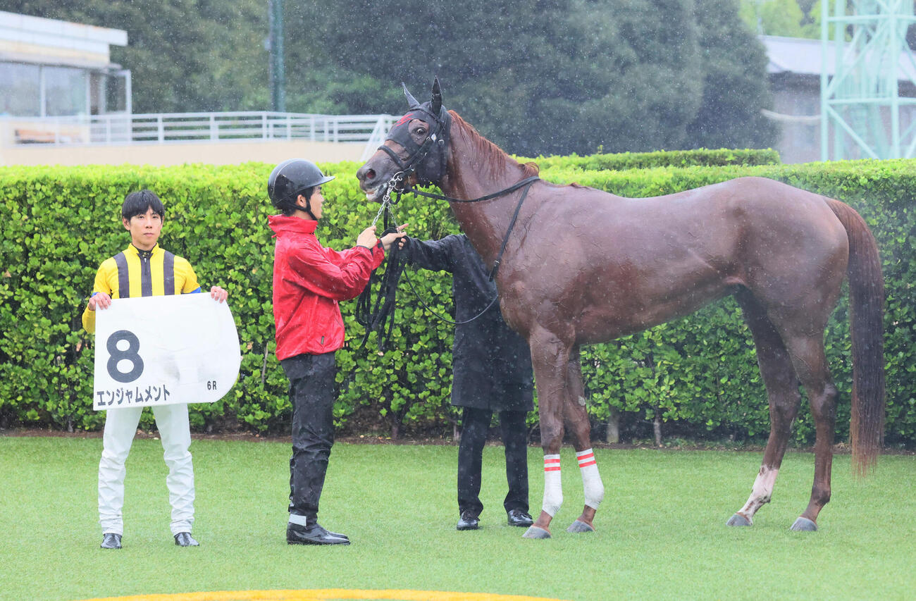 中山6R、2歳新馬戦を制したエンジャムメントの口取りをする北村友一騎手（撮影・丹羽敏通）