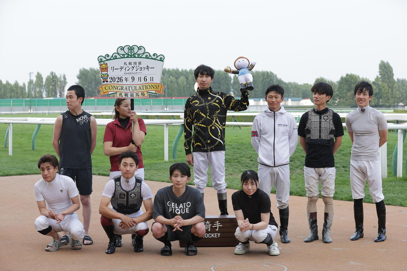 札幌リーディングの横山和生騎手（中央）