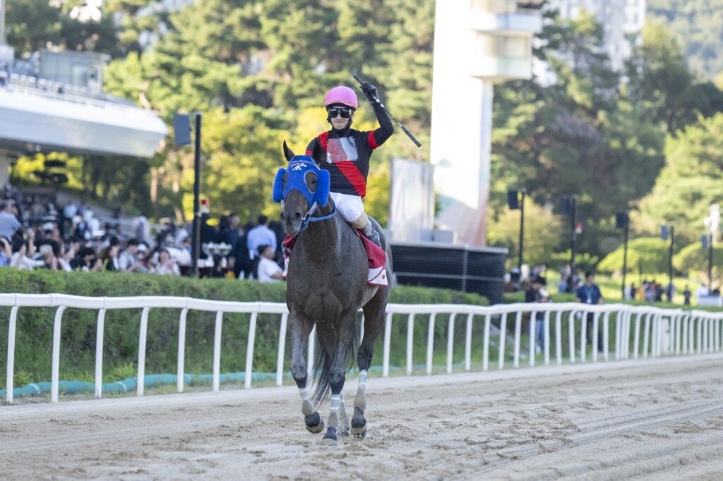 コリアC連覇を達成しガッツポーズで引き揚げてくる矢野騎手とディクテオン（C）NAR