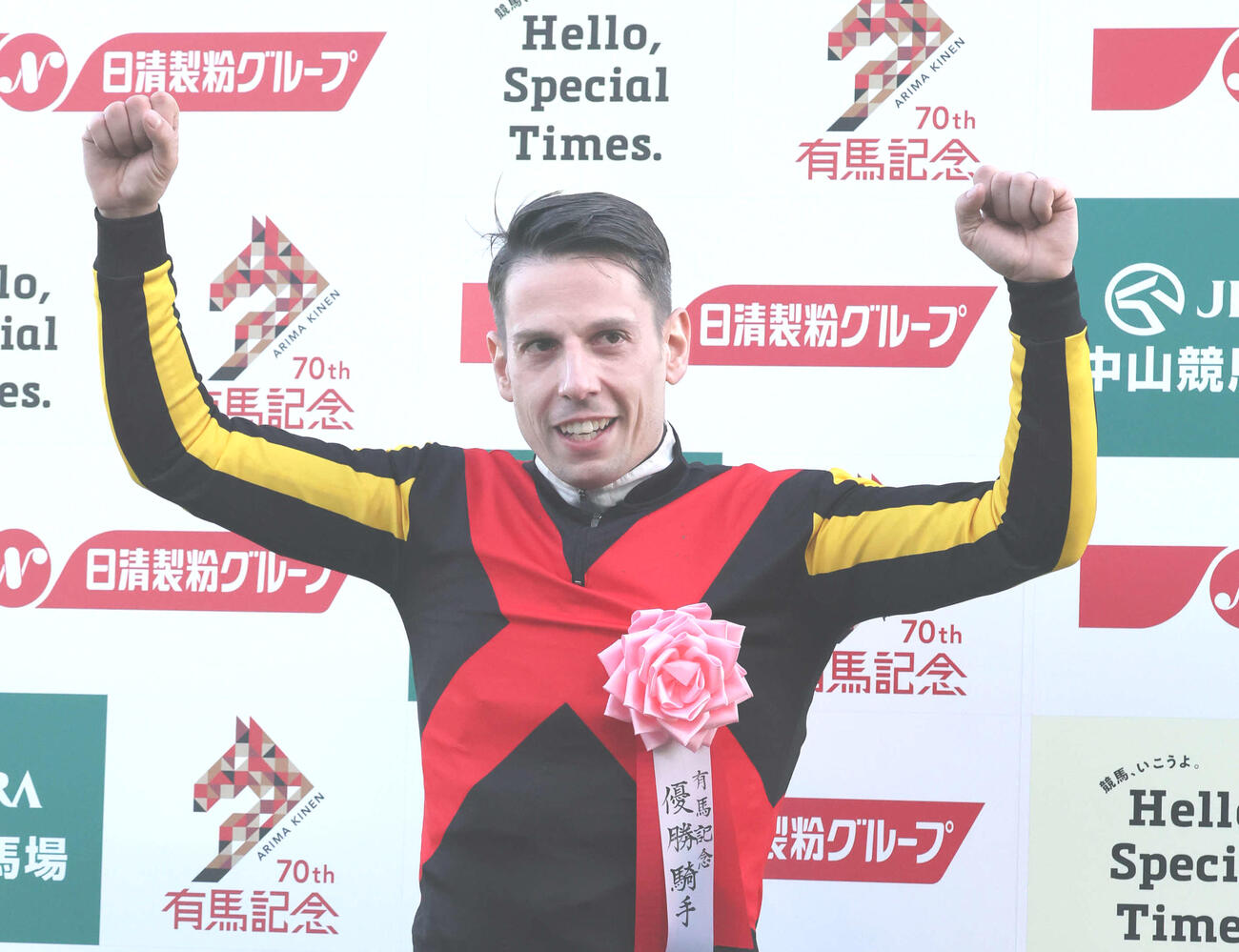 有馬記念を制してガッツポーズで声援に応えるC・デムーロ騎手（2025年12月28日撮影）