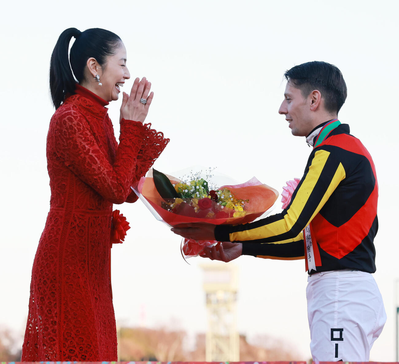 Cデムーロ騎手（右）は、記念撮影後にもらった花束を長澤まさみにプレゼント（撮影・野上伸悟）